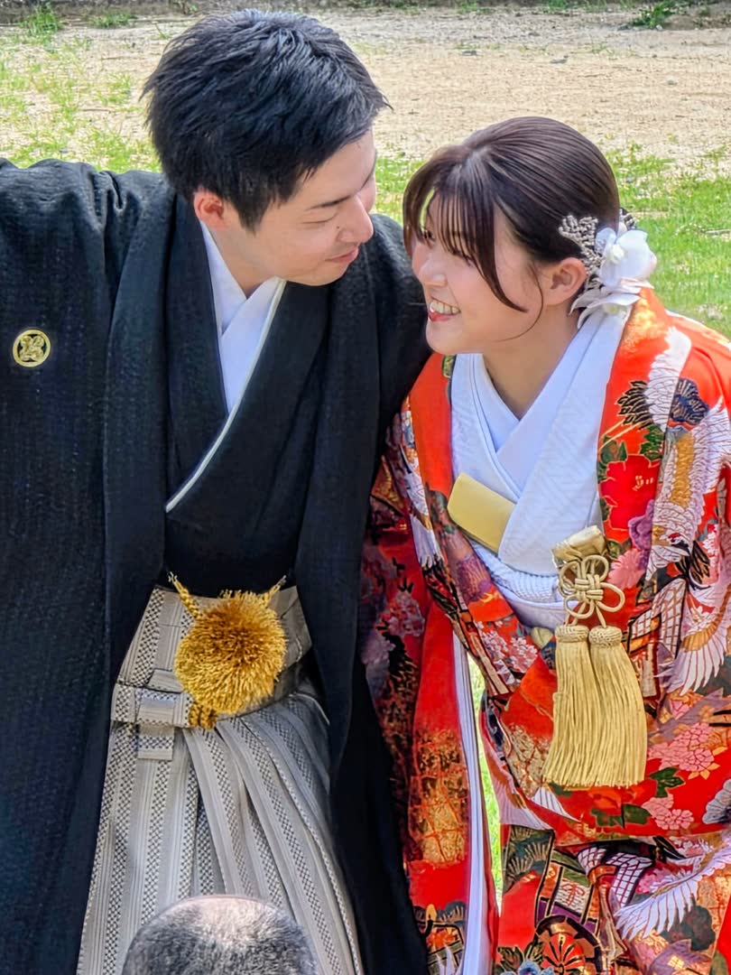 Casal vestindo trajes tradicionais japoneses em cerimônia
